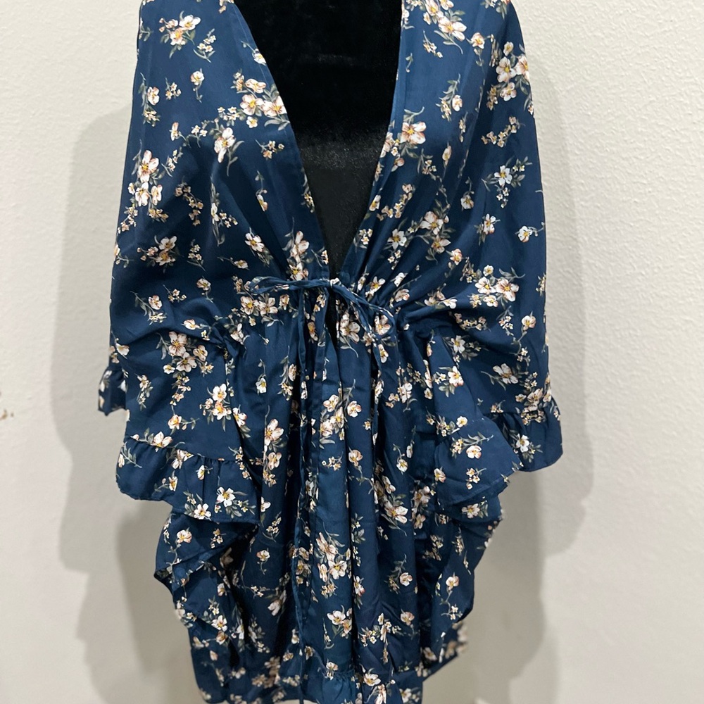 Flowing floral kimono with elastic tie to cinch